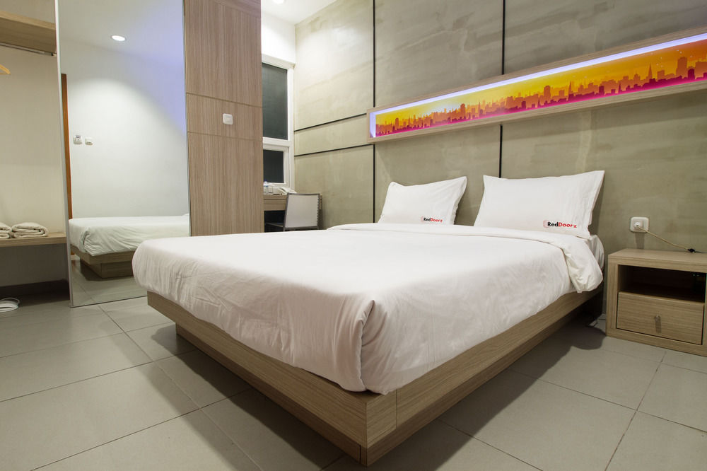 Reddoorz Plus @ Setiabudi Eight Jakarta Exterior photo