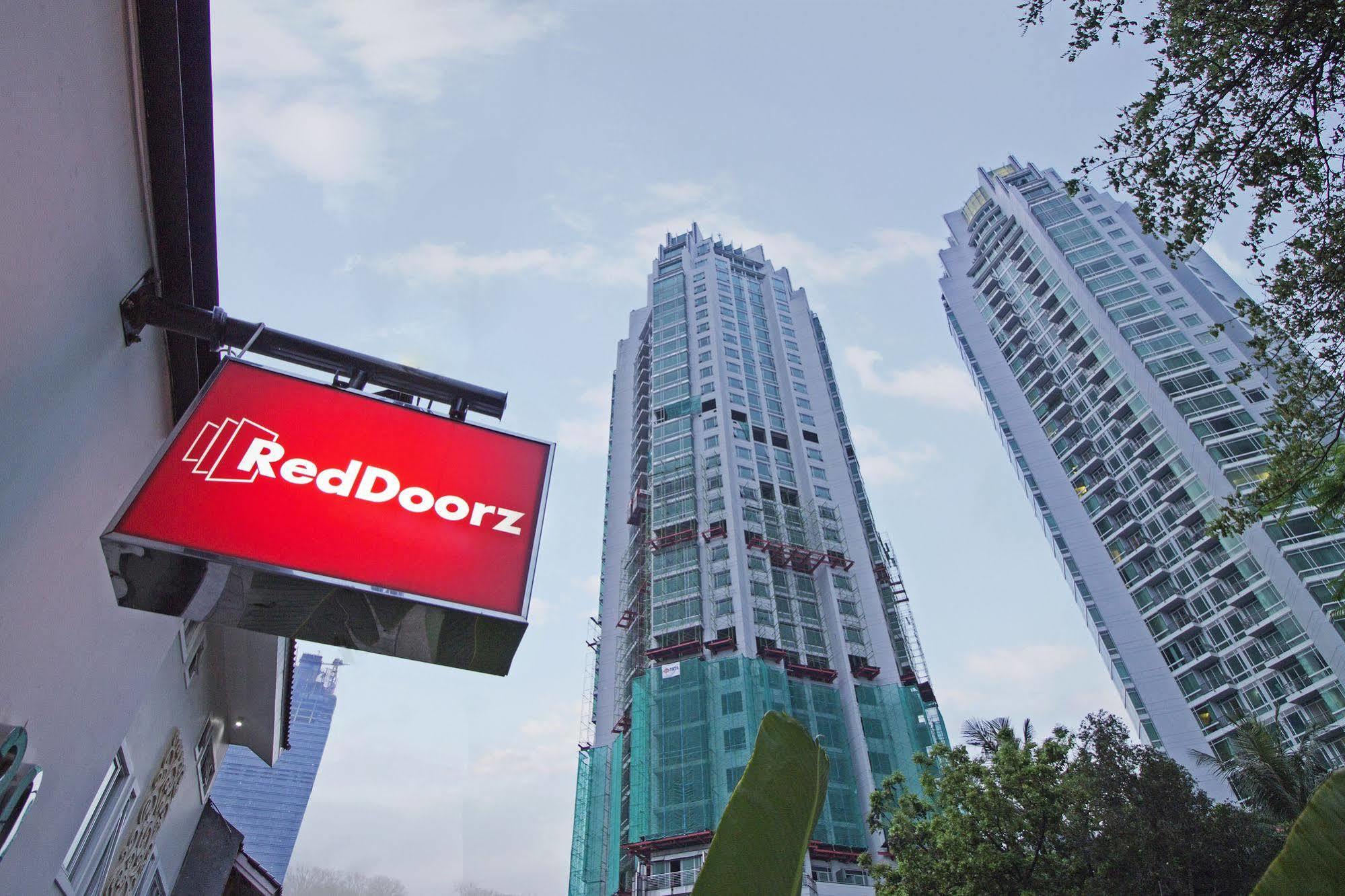 Reddoorz Plus @ Setiabudi Eight Jakarta Exterior photo