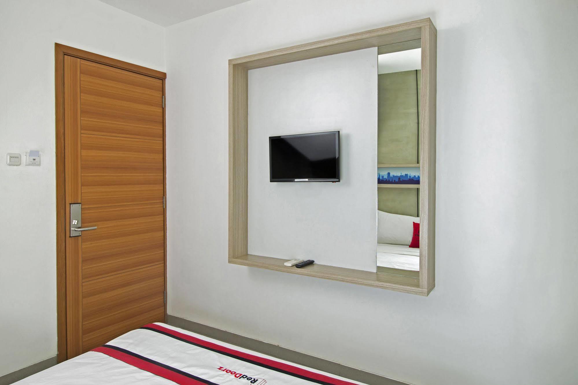Reddoorz Plus @ Setiabudi Eight Jakarta Exterior photo