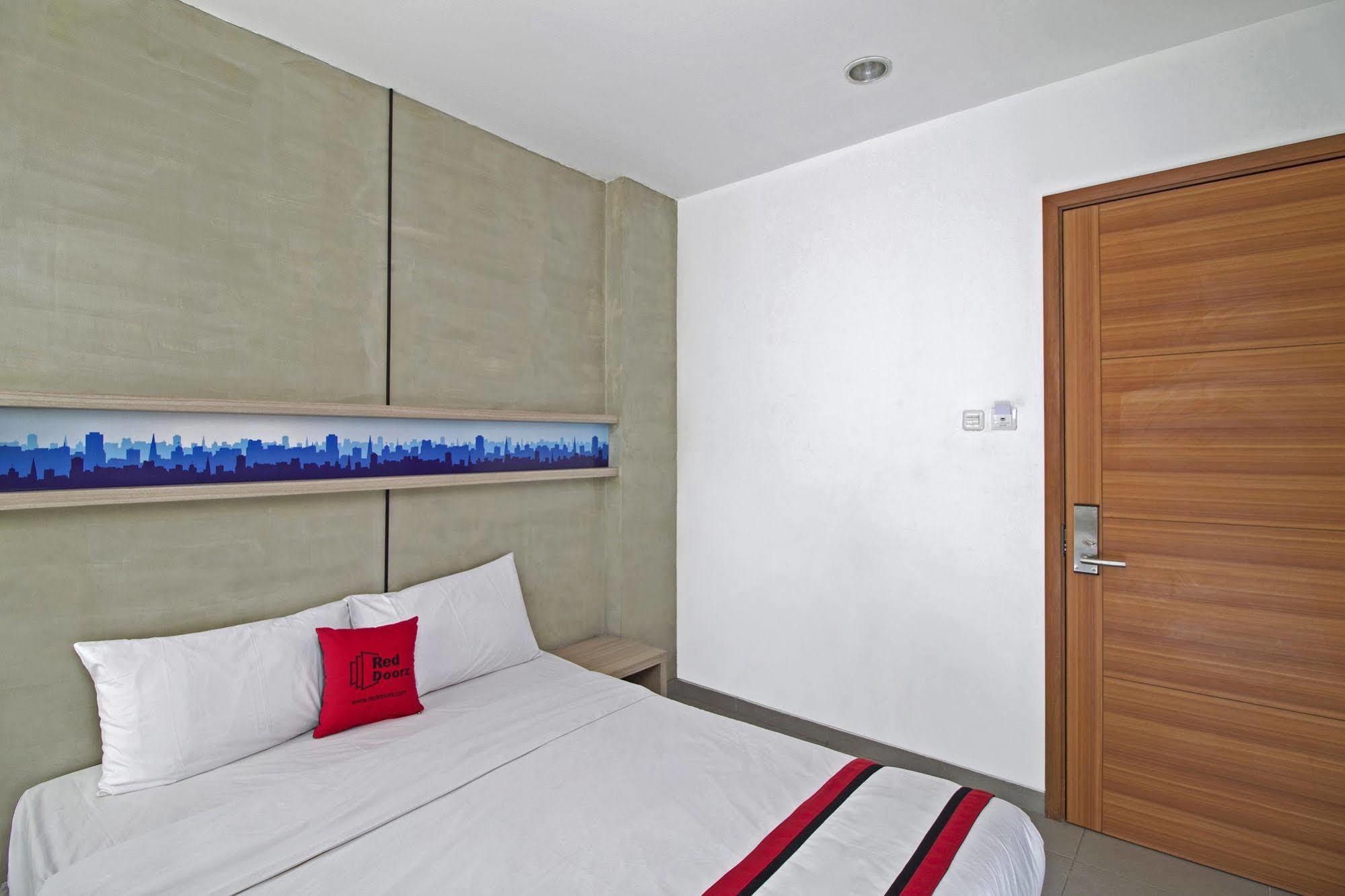Reddoorz Plus @ Setiabudi Eight Jakarta Exterior photo